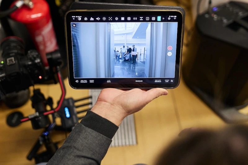 Partecipanti disposti in posa statica lungo il percorso scenografico del Mannequin Challenge.