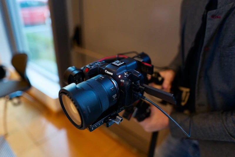 Preparazione delle riprese video per il Mannequin Challenge durante il team building.