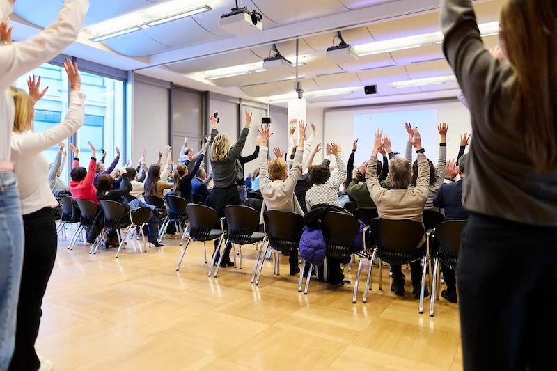 partecipanti con le mani alzate