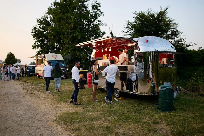 Colleghi di lavoro che fanno team building sul lago di pusiano assaggiando cibi a dei food truck