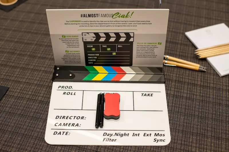 Ciak cinematografico con frecce colorate per attività di team building creativo a Roma