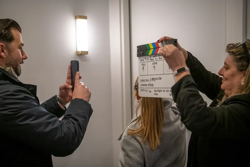 eam che utilizza ciak cinematografico per riprese video durante team building a Roma