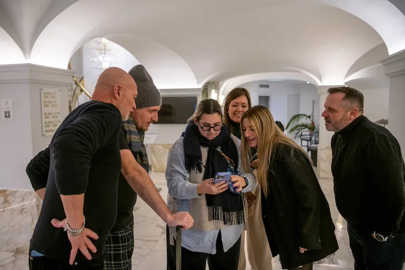 ruppo di partecipanti in location con volte storiche durante team building aziendale a Roma