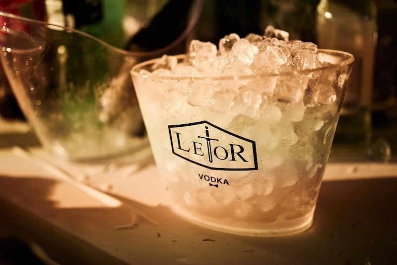 Dettaglio di catering creativo durante un evento aziendale estivo con allestimenti curati e atmosfera rilassata