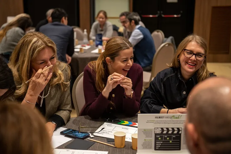 Partecipanti sorridenti durante attività di gruppo nel team building AlmostFamous a Roma