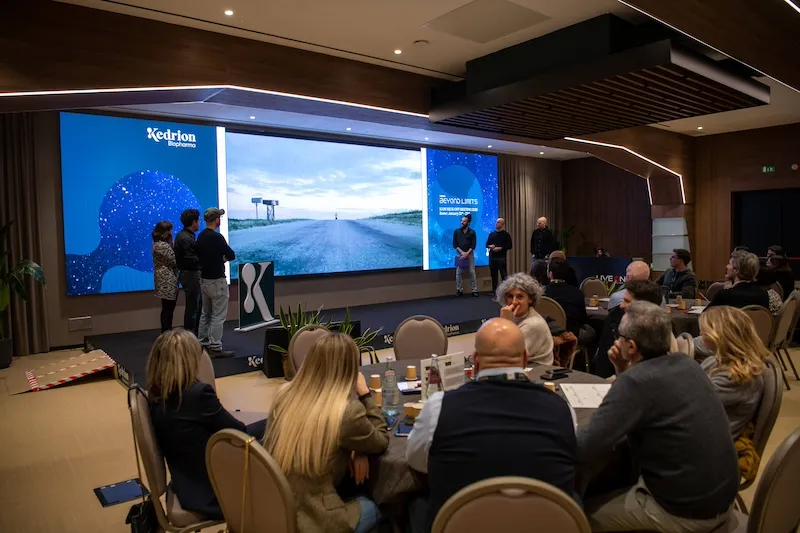 Presentazione durante team building cinematografico con platea seduta ai tavoli a Roma