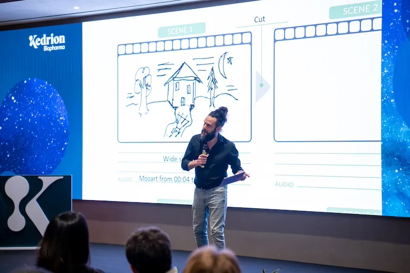 Speaker durante presentazione di team building cinematografico con storyboard su schermo a Roma