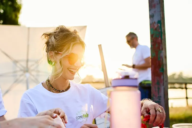 Staff di Corefab durante un team building aziendale al tramonto con sfondo il Lago di pusiano