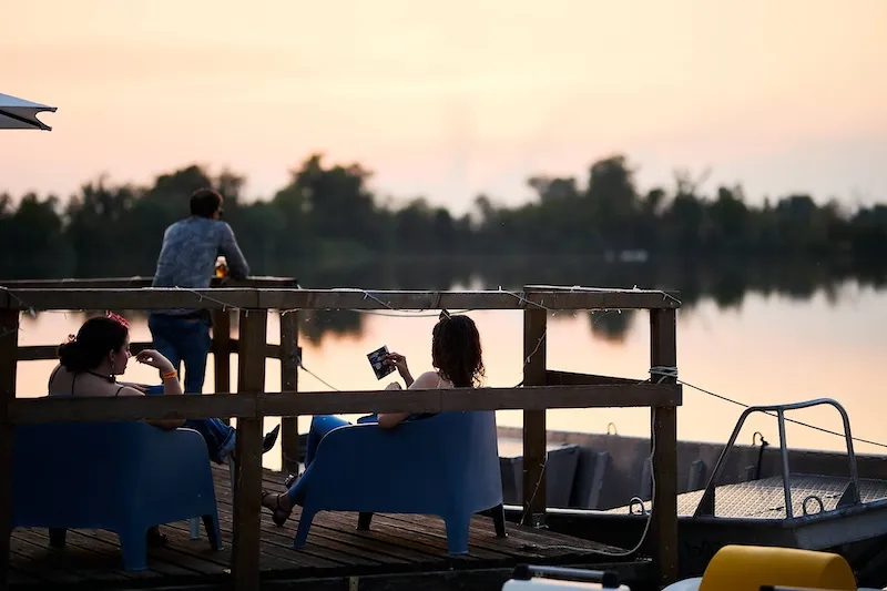 Partecipanti e staff coinvolti in un evento aziendale estivo con atmosfera informale e conviviale