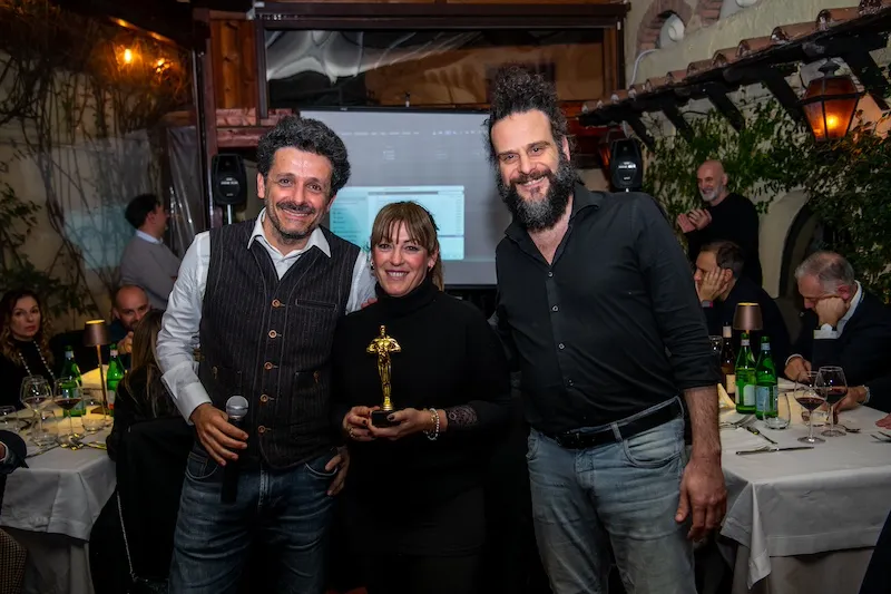 Vincitrice con trofeo Oscar alla cena finale del team building aziendale a Roma