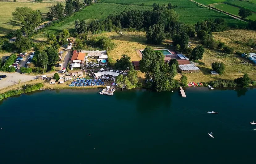 Vista aerea della location per eventi aziendali sul lago di Pusiano con aree verdi, strutture e accesso diretto all’acqua