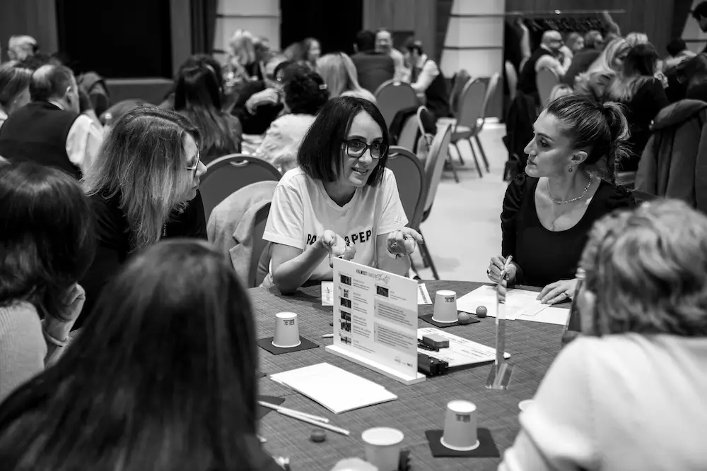 Foto in bianco e nero di un momento di sostenibilità sociale tra colleghi di lavoro