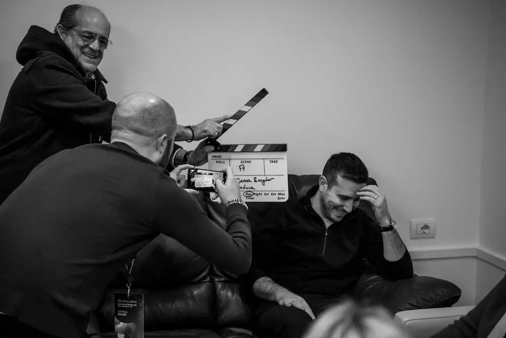 team building sostenibile con colleghi di lavoro che si cimentano nel girare la scena di un film con smartphone e ciak