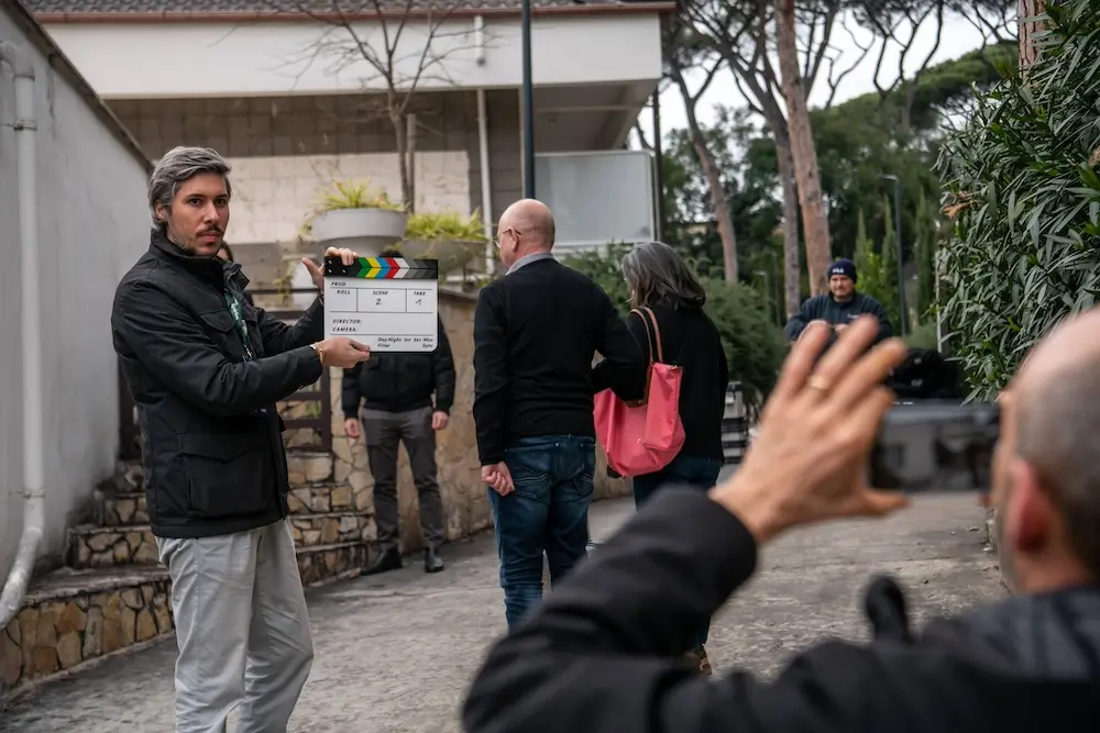nuovi dipendenti di un'azienda di Milano impegnati in un'attività di team building outdoor con ciak e smartphone