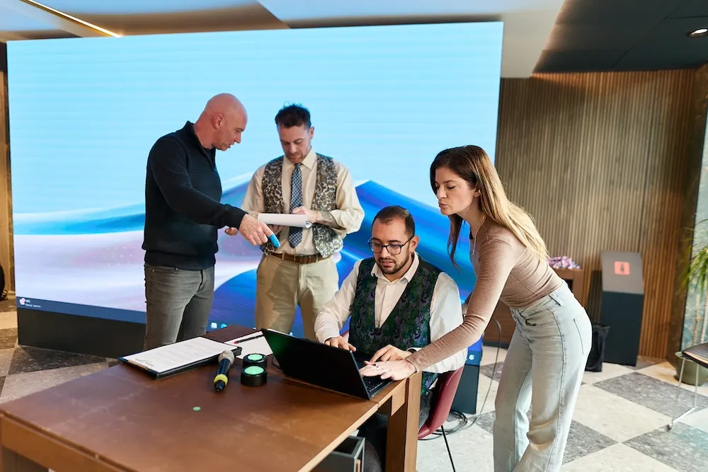 quattro colleghi di lavoro di età differenti che rappresentano il generational gap