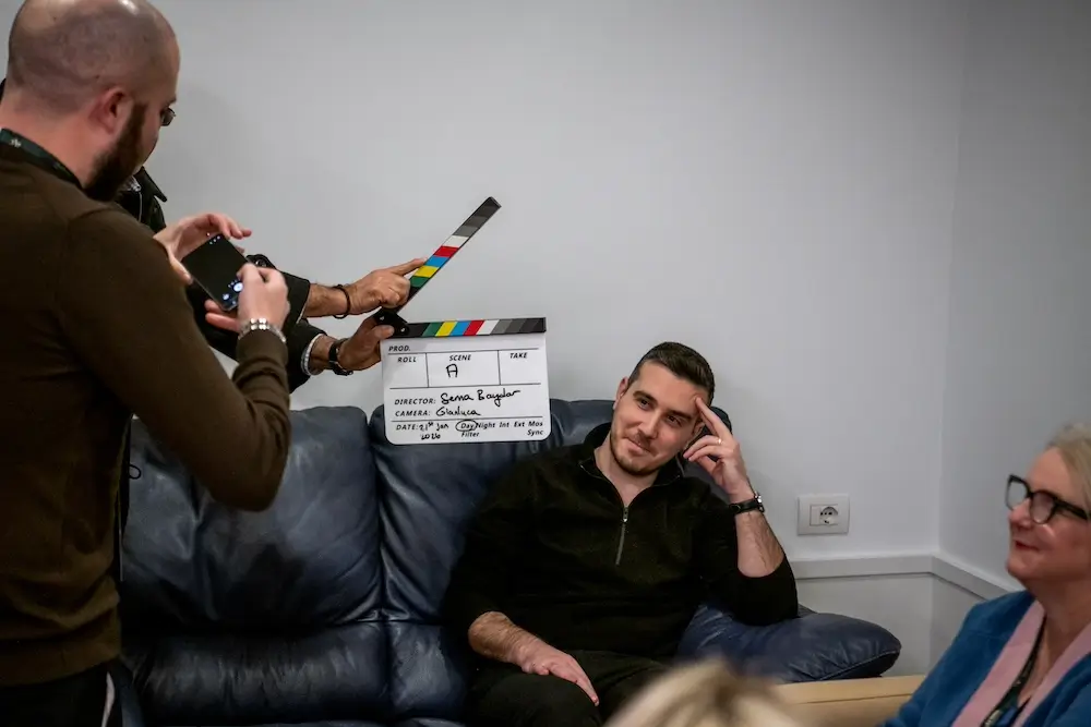 team di nuovi dipendenti impegnati in un'attività di team building indoor con strumenti cinematografici