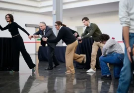 nuovi dipendenti di un'azienda di Milano impegnati in un'attività di team building indoor