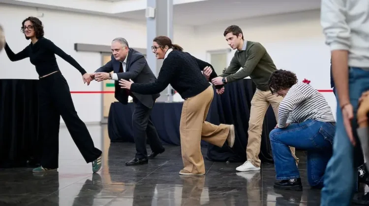 nuovi dipendenti di un'azienda di Milano impegnati in un'attività di team building indoor