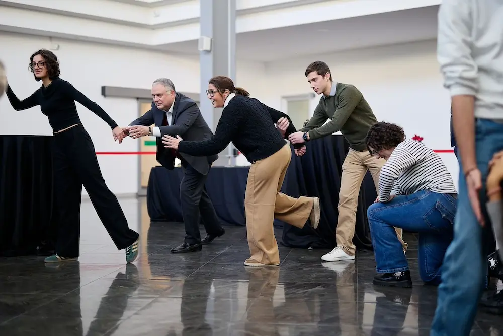 nuovi dipendenti di un'azienda di Milano impegnati in un'attività di team building indoor