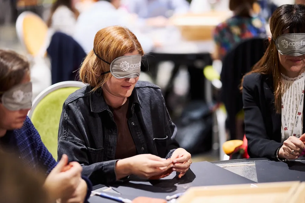 Generational gap e attività di team building esperienziale con occhi bendati e lavori a mani libere