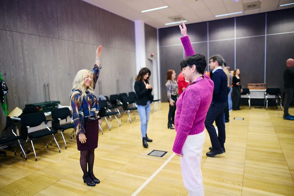 team di colleghi che rappresenta il generational gap intenti in un'attività di team building indoor a Milano