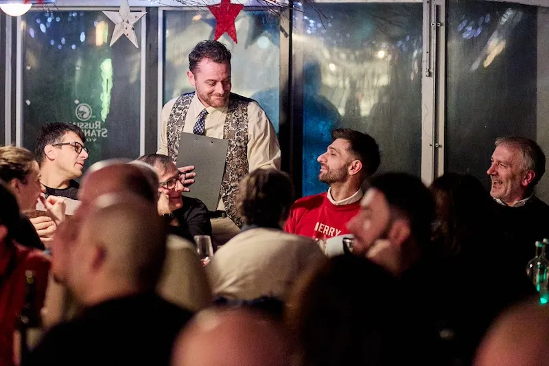 Facilitatore che guida un'attività di team building TeamQuest durante una serata aziendale