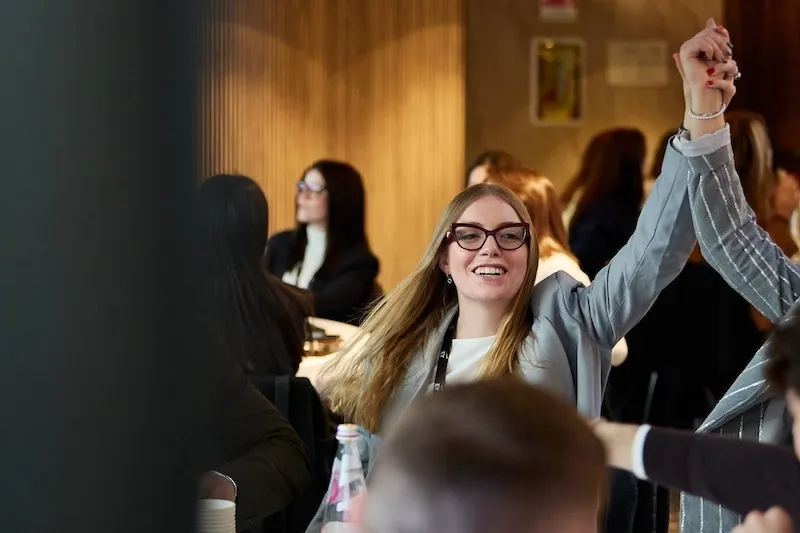 Team aziendale festeggia il risultato raggiunto durante attività di team building TeamQuest