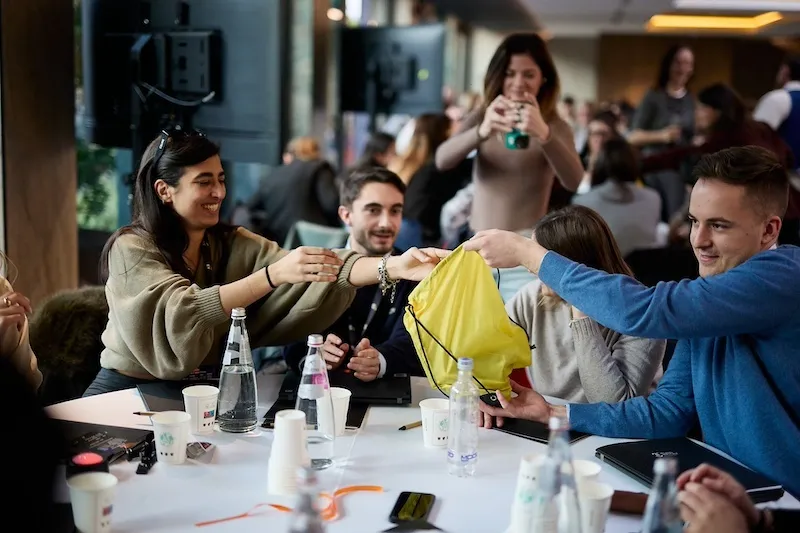 Team aziendale impegnato in un gioco di squadra durante attività di team building TeamQuest