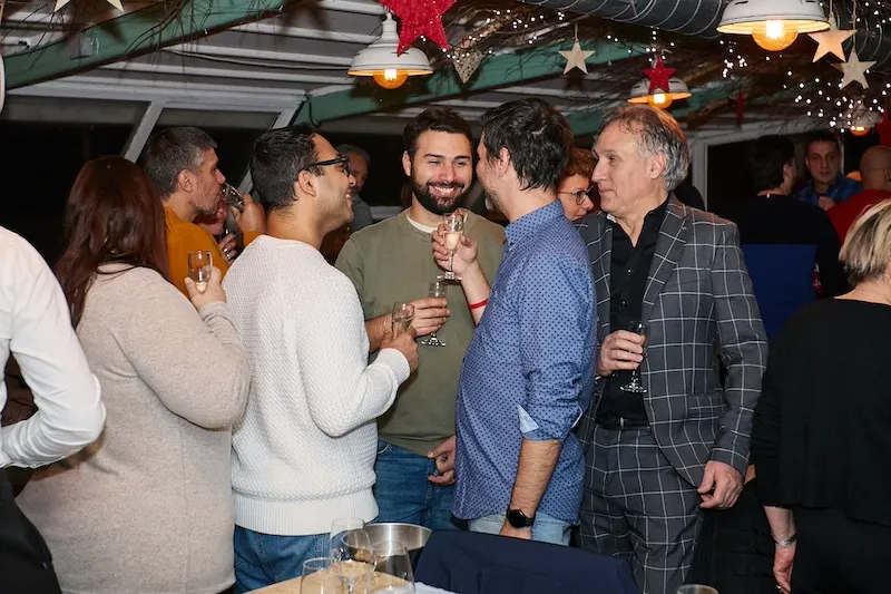 Colleghi che socializzano durante un evento di team building aziendale TeamQuest