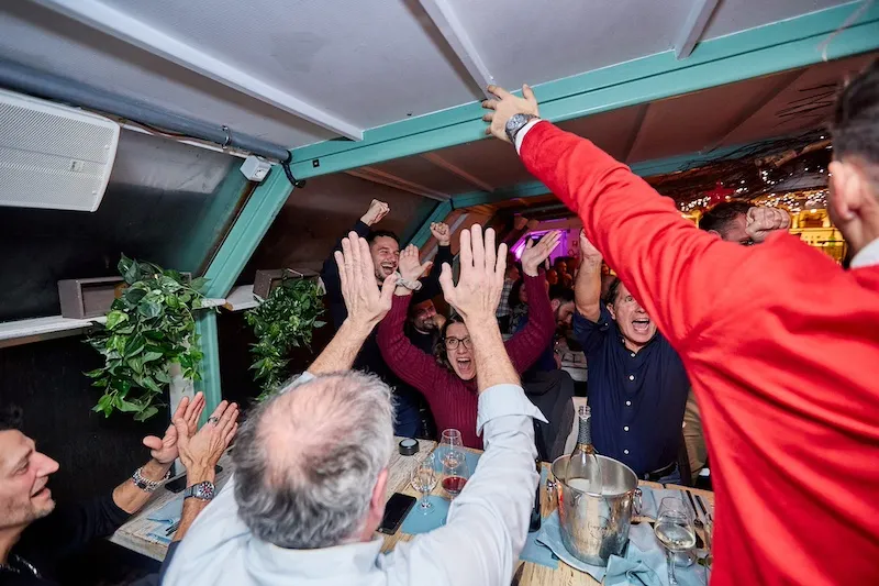 Partecipanti che esultano durante una sfida di squadra nel team building TeamQuest