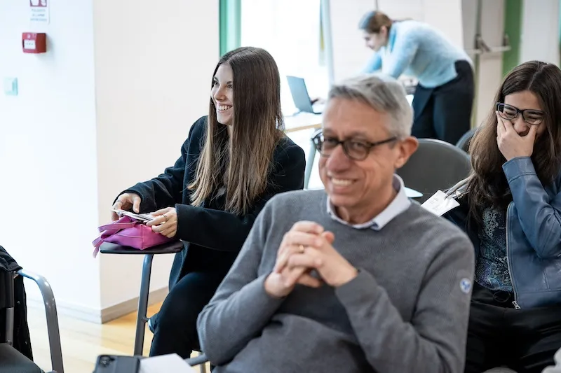 Gruppo di colleghi che festeggia il successo di una prova durante attività di team building TeamQuest