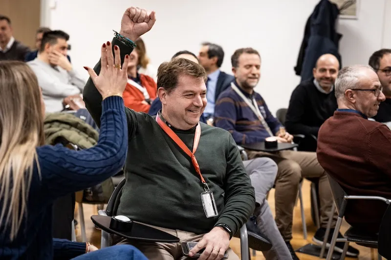 Team aziendale impegnato in un’attività collaborativa del format di team building TeamQuest