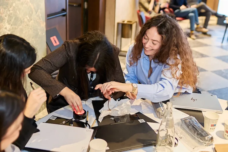 Team aziendale impegnato in un’attività collaborativa del format di team building TeamQuest