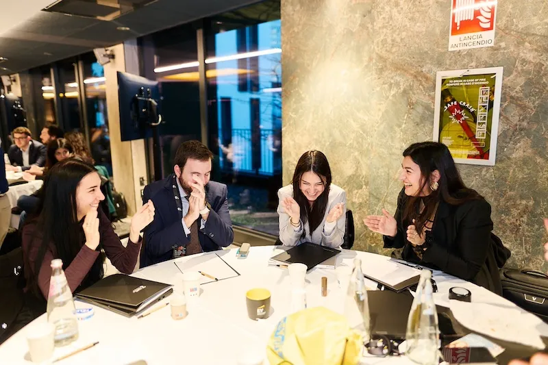 Colleghi collaborano in un’attività di team building TeamQuest per rafforzare il lavoro di squadra