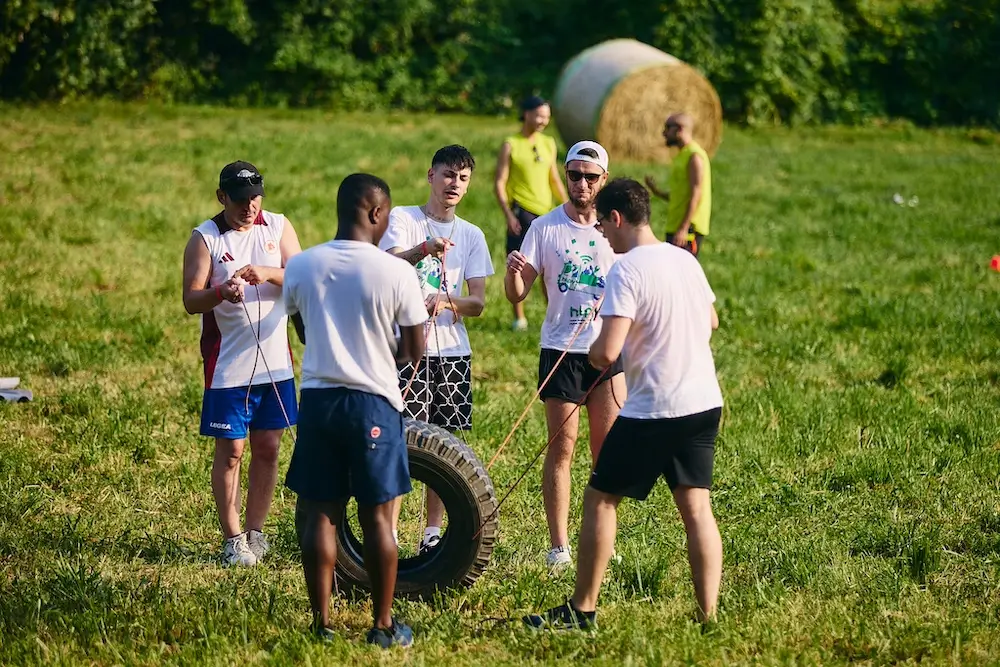 colleghi di lavoro che fanno attività team building outdoor per migliorare il clima aziendale