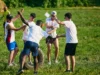 colleghi di lavoro che fanno team building outdoor per migliorare il clima aziendale