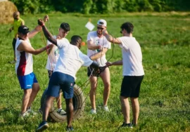 colleghi di lavoro che fanno team building outdoor per migliorare il clima aziendale