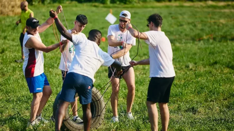 colleghi di lavoro che fanno team building outdoor per migliorare il clima aziendale