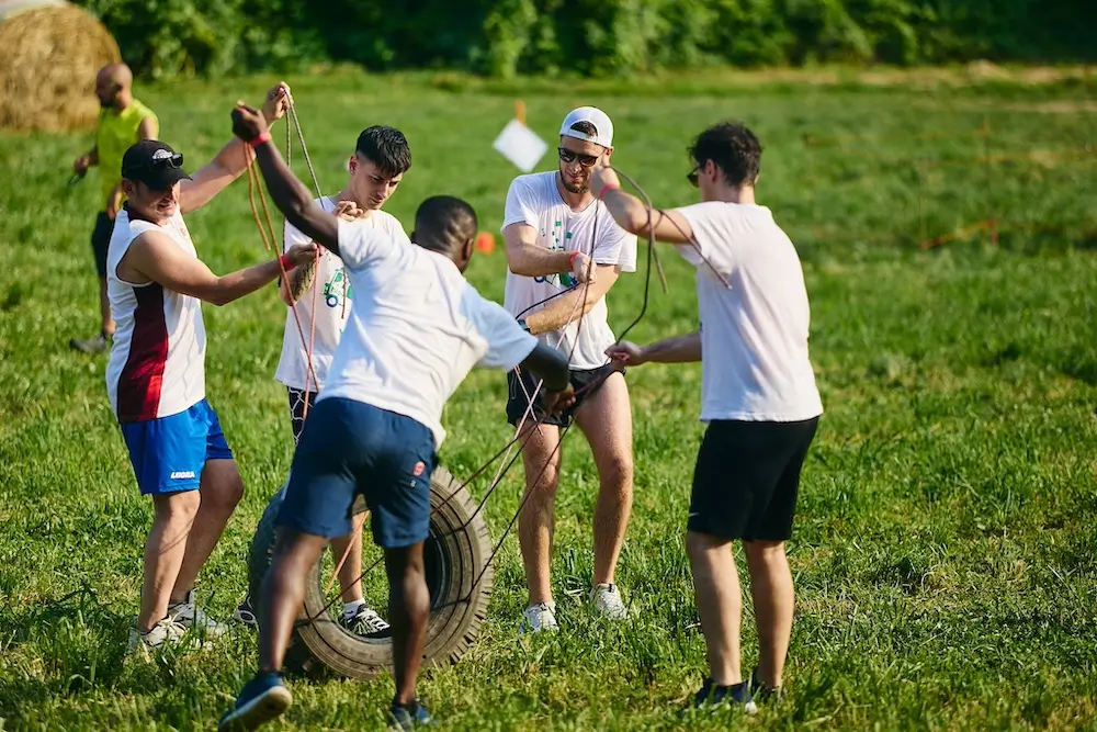 colleghi di lavoro che fanno team building outdoor per migliorare il clima aziendale