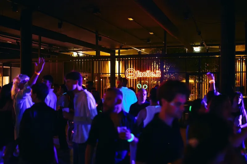 colleghi di lavoro che ballano a una festa aziendale al fluosummerparty di Corefab