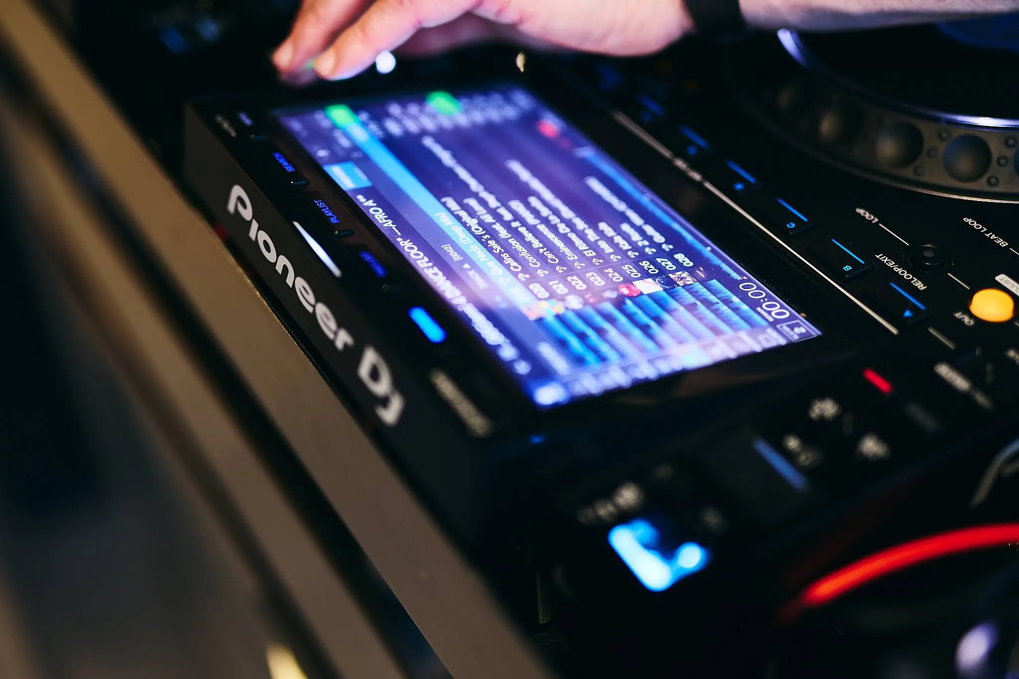 consolle dj set per evento aziendale fluosummerparty a Milano