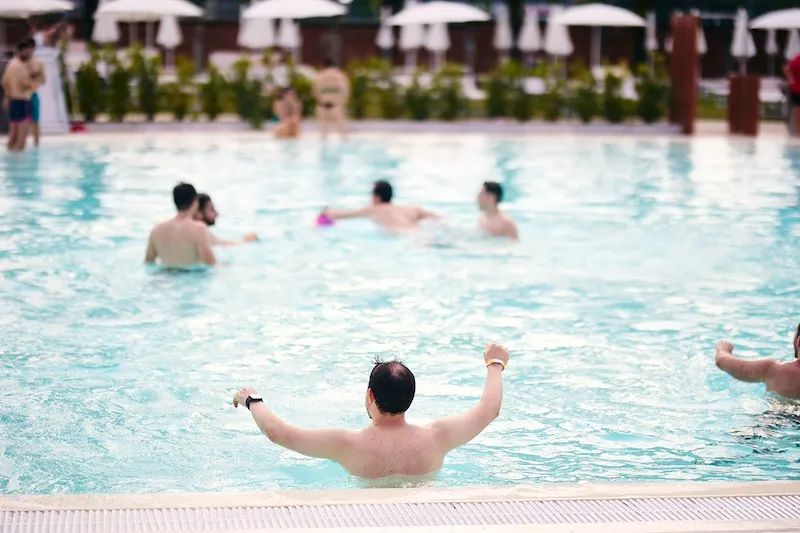 colleghi di lavoro che si divertono in piscina durante evento aziendale fluosummerparty