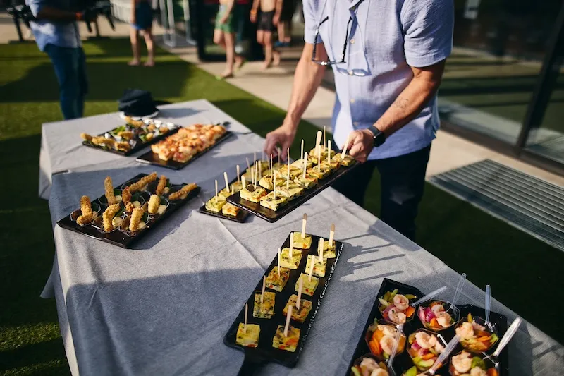 buffet esterno di l'evento aziendale fluosummerparty organizzato da Corefab