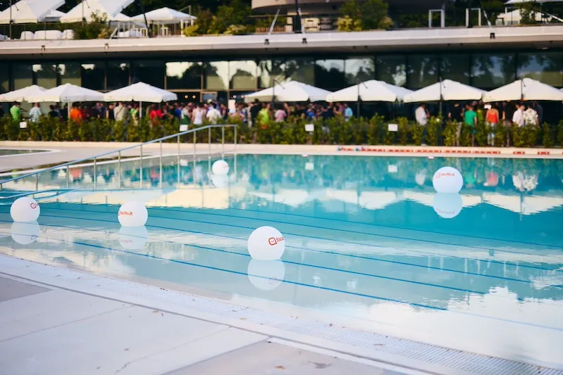 piscina e bar per evento aziendale fluosummerparty