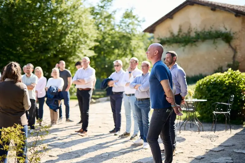 Team intento ad ascoltare il facilitatore di un team building di Corefab. Ecco l'importanza di come scegliere un team building valido